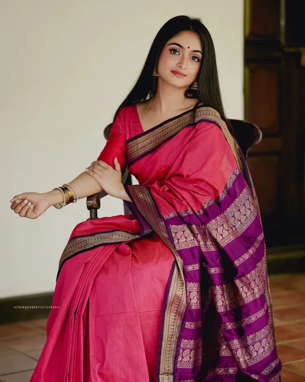 Pink_Woven_Kanjivaram_100%_Pure_Silk_Saree_with_Free_Saree_Cover